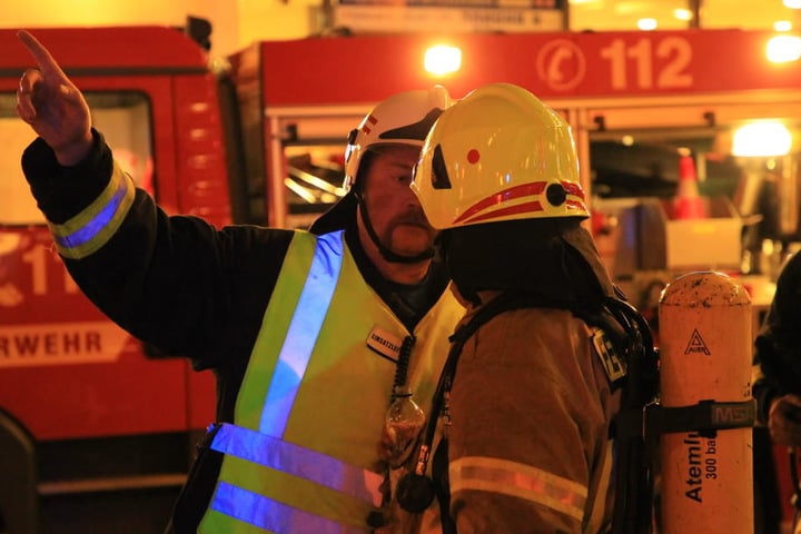 Dutzende Feuerwehrleute sind im Einsatz.