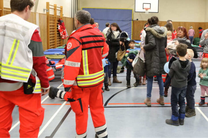 Mehrere Kinder wurden in die Virchowschule gebracht. Auch die ersten Anwohner treffen hier ein.