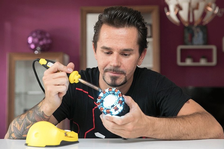 Rund drei Jahre hat Rocco Zschuppe (31) an seinem "Iron Man"-Anzug gebaut. Dessen Herzstück und Energiequelle ist der "Arc Reactor", an dem Zschuppe letzte Details anlötet.