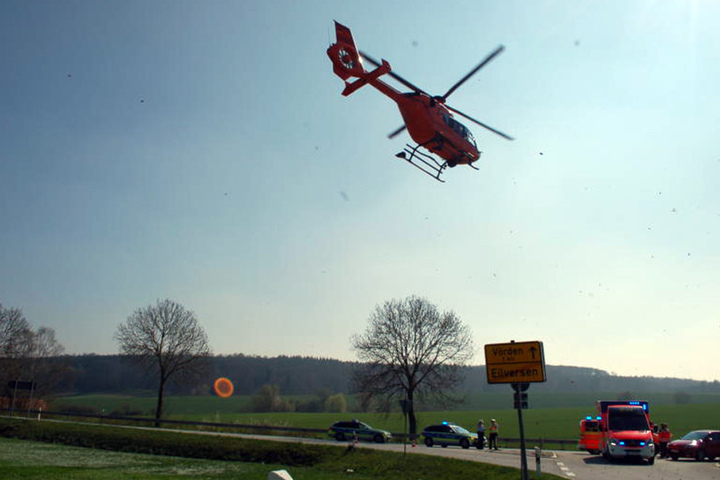 Die Schwerverletzte musste mit dem Hubschrauber nach Bielefeld gebracht werden.