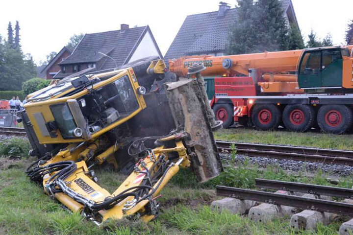 Aus noch ungeklärter Ursache kippte der Bagger einfach um.