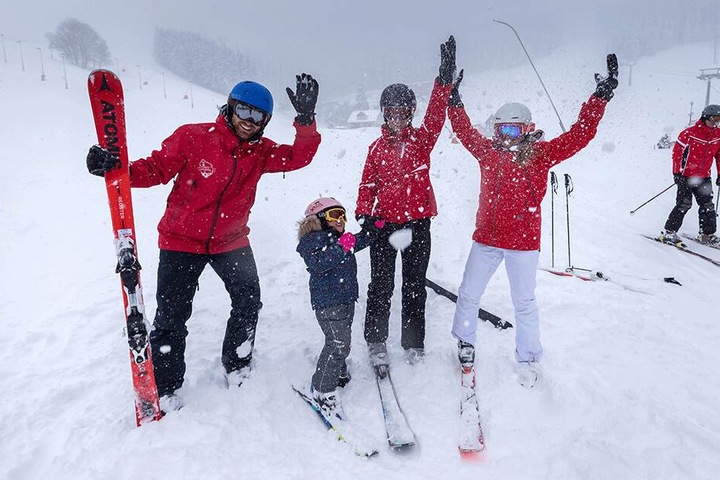 Die Ski-Lehrer Jonas Feldmann (28) und Corinna Trommler (25) geben Monique Rösler (30) und ihrer Tochter Greta (4) die erste Stunde.