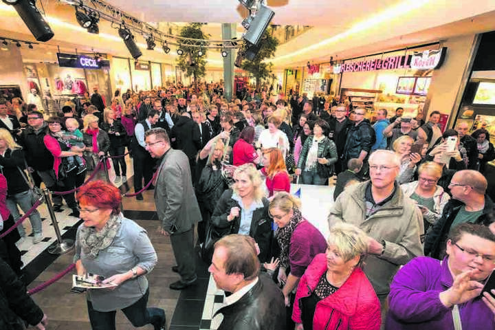 Der Kaiser und sein Volk: Das
gesamte Erdgeschoss des Elbeparks war von den Fans bevölkert.