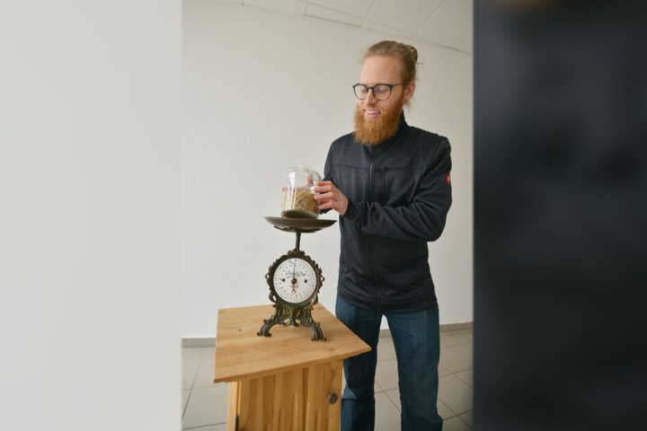 Der Zwickauer wiegt Nudeln in einem Glas ab. Das Gewicht bestimmt über den Preis der Waren.