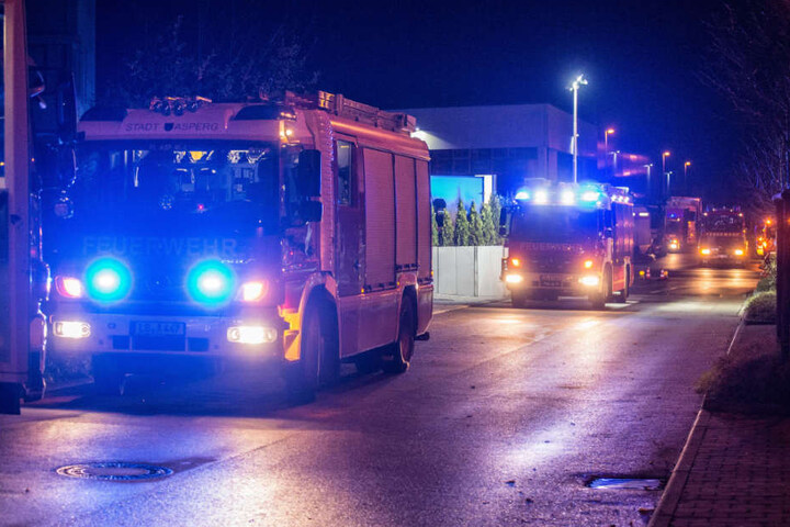 Die umliegenden Feuerwehren rückten mit 18 Fahrzeugen aus.