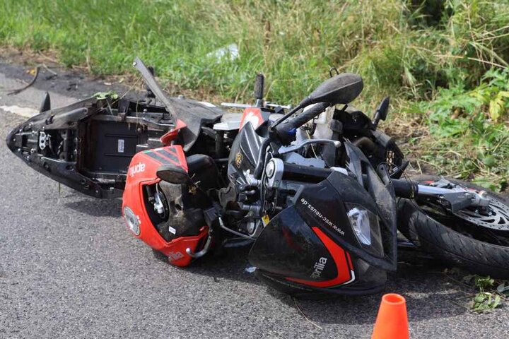 Das Motorrad wurde bei dem Crash schwer beschädigt.