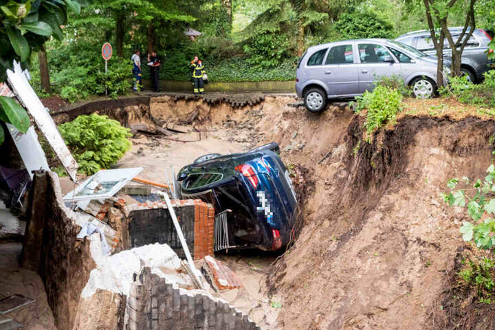 Mehrere Meter tief sackte der Boden an einem Haus in Lohbrügge ab und riss ein Auto mit sich.