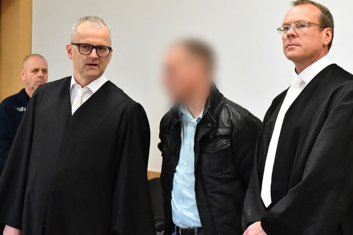 Der Angeklagt mit seinen Anwälten beim Prozessbeginn.