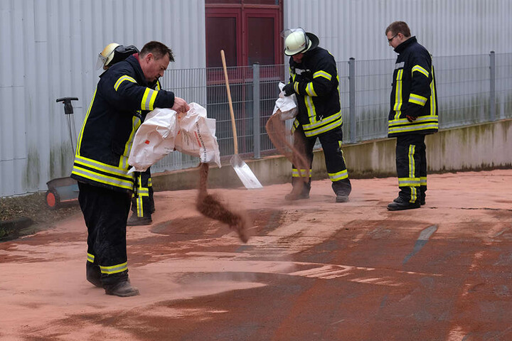 Säckeweise musste Bindemittel auf dem Betriebsgelände verteilt werden.