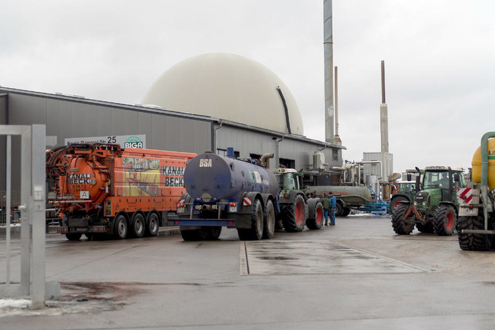 Die Biogasanlage in Engstingen im Januar 2017: Transportfahrzeuge für Gärflüssigkeit stehen auf dem Gelände. (Archivbild)