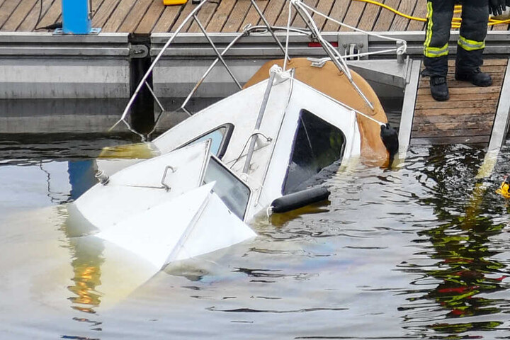 Direkt am Steg soff das Sportboot ab.