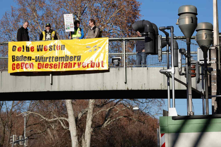 Auch auf der Brücke oberhalb der Messstation zeigten die Gelbwesten Flagge.