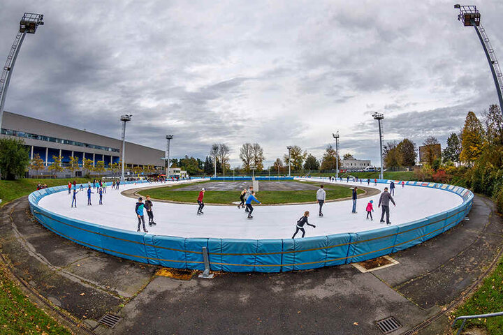 Samstag wurde die Eislaufsaison im Außenoval eröffnet.