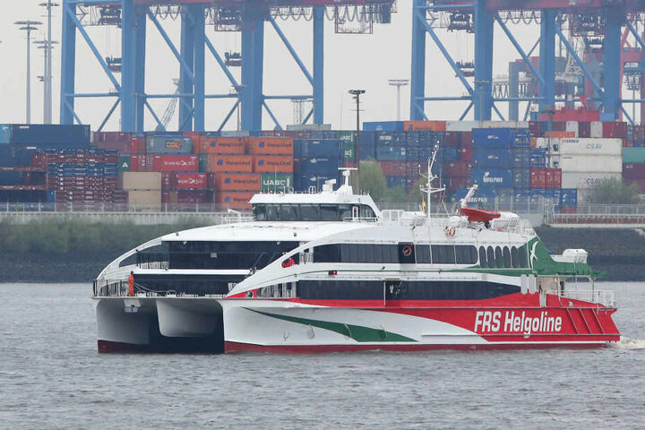 Der Katamaran fährt von Hamburg über Cuxhaven nach Helgoland.