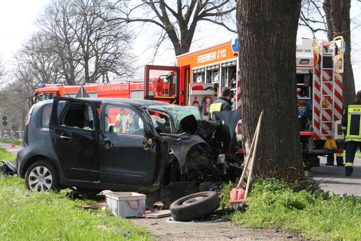Kräfte der Feuerwehr während des Einsatzes am Samstagmittag.