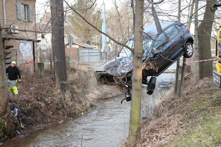 Das Auto musste aus dem Lockwitzbach geholt werden.