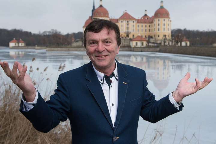 Seht her, da entstand mein größer Film: Tschechen-Star Pavel Travnicek (66) vor Schloss Moritzburg, wo er einst Aschenbrödel küsste.