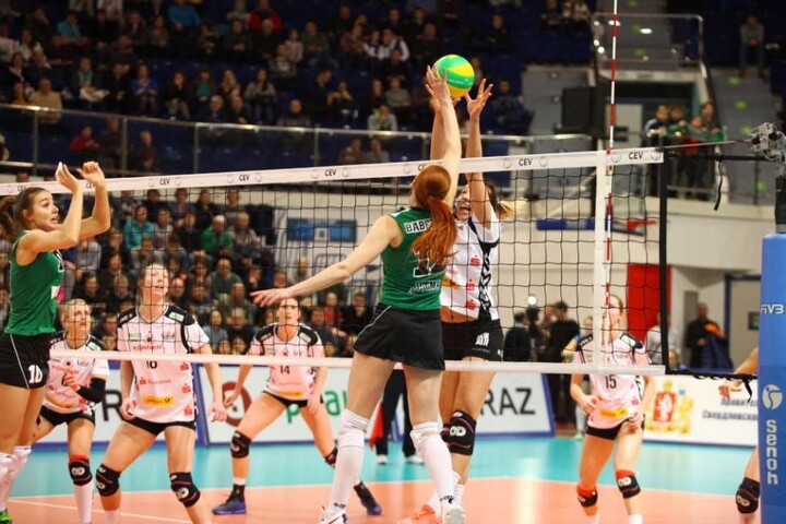 Katharina Schwabe und Co. streckten sich irgendwann vergeblich gegen Marina Babeshina und ihre Mitspielerinnen.