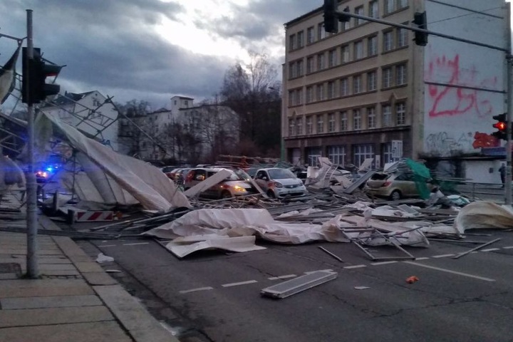 In Chemnitz stürzte ein Baugerüst auf Autos.