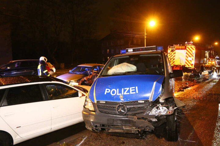 Ein Polizeiauto und ein Audi waren kollidiert.