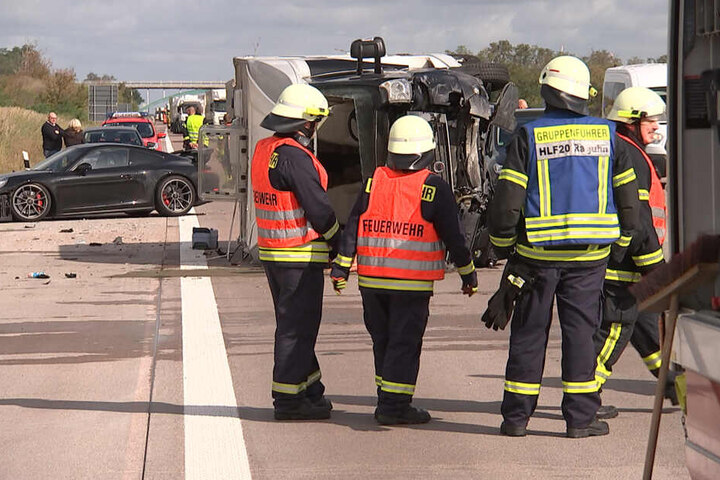 Aus dem umgekippten Wohnmobil mussten eine Frau und ein Mann geschnitten werden.