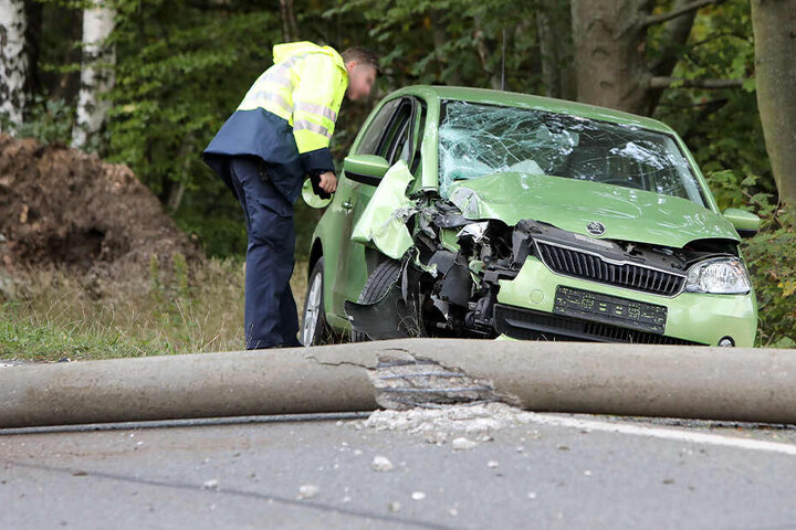 Der Fahrer wurde bei dem Unfall verletzt und kam ins Krankenhaus.