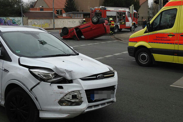 Zwei Personen sind bei dem Unfall verletzt worden.