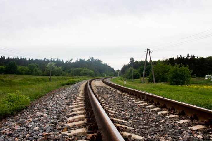 Der junge Mann war zu Fuß auf den Bahngleisen unterwegs. (Symbolbild)