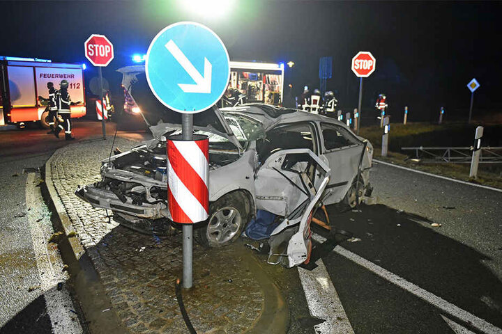 Nach dem Überschlag schnellte das Auto zurück auf die Straße.