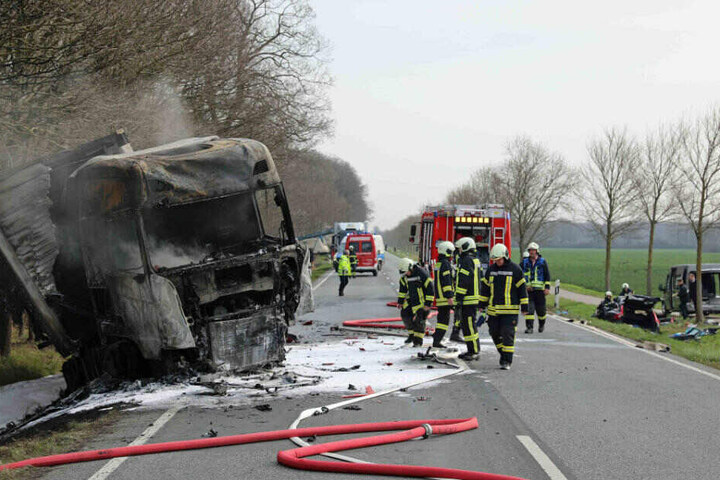 Der Lkw-Fahrer konnte sich aus dem brennenden Führerhaus retten.