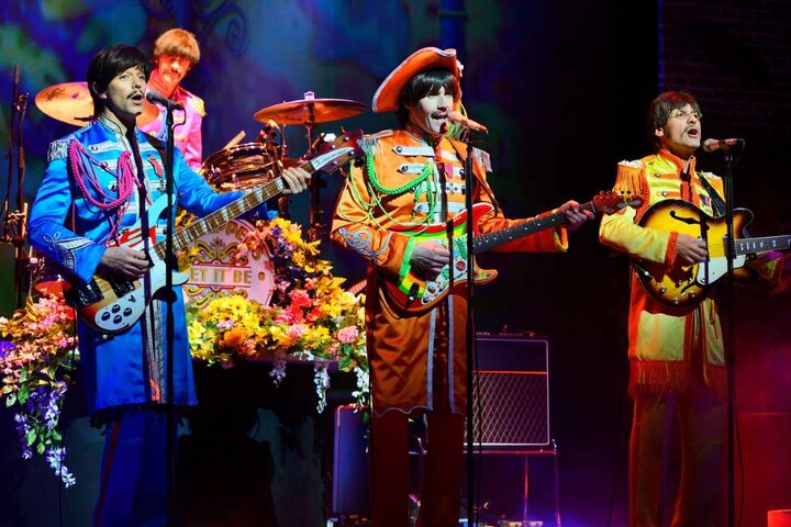 Das Musical „Let it be“ zeigt Dir als Fan genau das, was Du sehen willst. Die Pilzköpfe wieder zusammen auf einer Bühne!