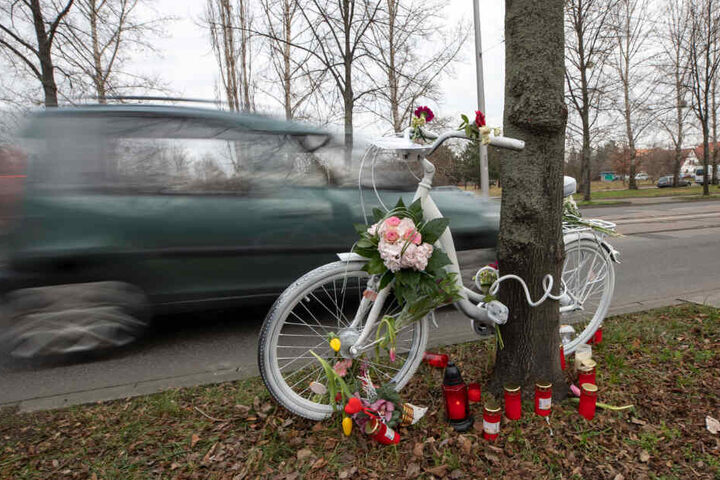 Das Geisterrad erinnert an die getötete Radlerin, Politiker von Grünen, SPD, FDP und AfD fordern Konsequenzen.