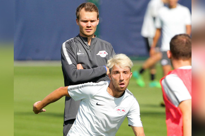 Der ehemalige Leipziger Videoanalyst Danny Röhl (29, hinter Kevin Kampl) soll Hasenhüttl nach Southampton begleiten und Teil seines Teams werden.