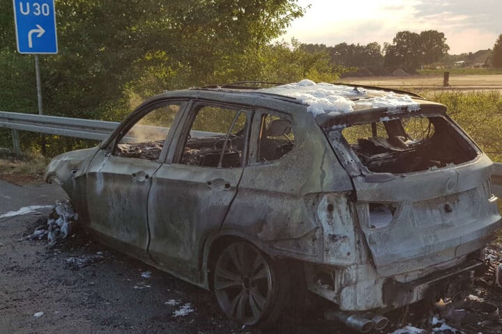 Der BMW brannte komplett aus.