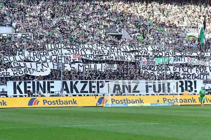 Auf den Spruchbändern war unter anderem "Bullenschweine!" und "Tod den Bullen!" zu lesen.