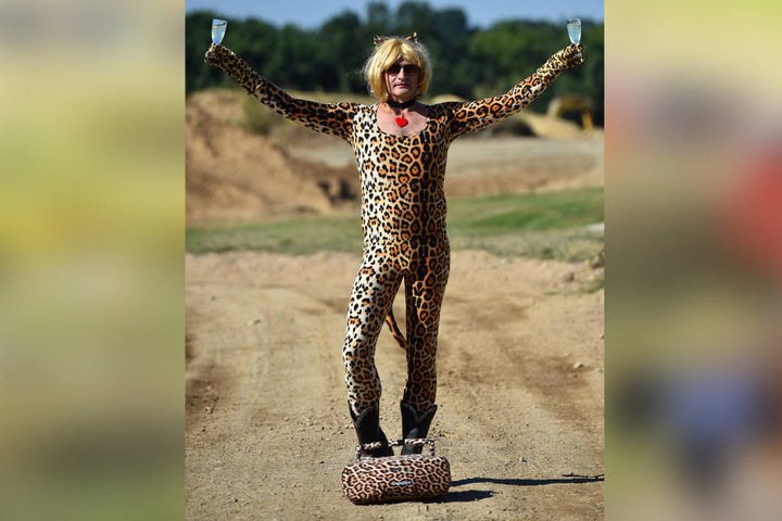 Dieser brüllend-komische Leopardenmann begleitete die Gäste mit weiblichem
Charme von einer Safari-Station zur nächsten.