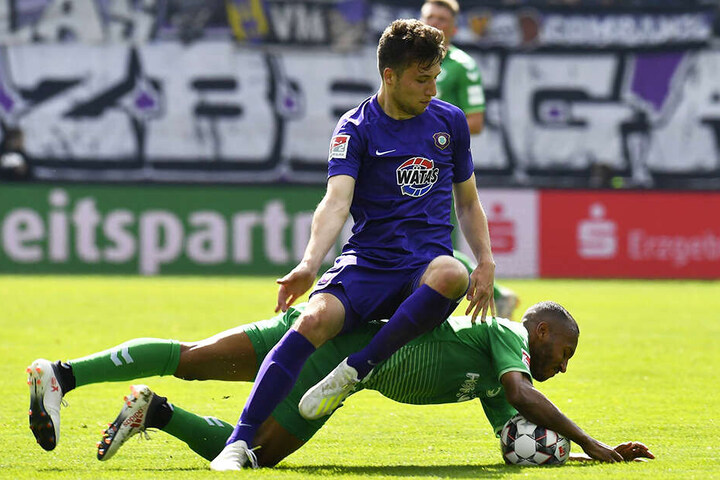 Einmal Reiten bitte: Tom Baumgart setzt sich im Zweikampf auf Fürths Torschützen Julian Green. Baumgart spielte zuletzt zweimal von Beginn an.