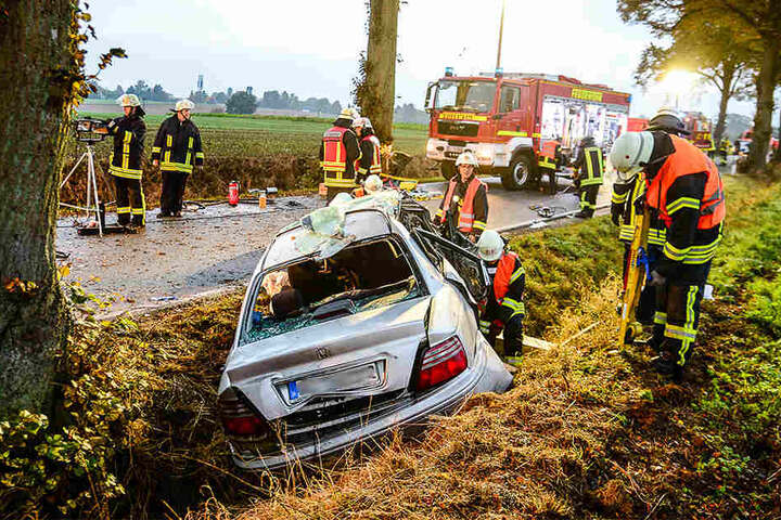 Ein Großaufgebot der Feuerwehr war an der Laarer Straße vor Ort.