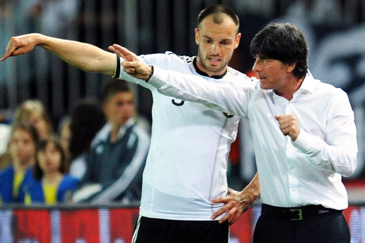 Der 27-fache deutsche Nationalspieler Heiko Westermann (l.) bekommt Anweisungen von Bundestrainer Joachim Löw. (Archivbild)