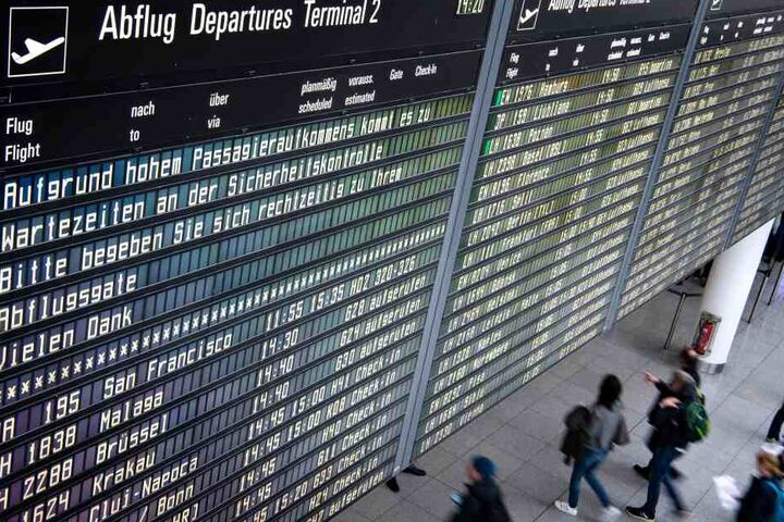 Die Anzeigetafel am Flughafen München weist darauf hin, dass es aufgrund des hohen Passagieraufkommens zu längeren Wartezeiten an den Sicherheitskontrollen kommen kann. Zu Beginn der Osterferien in Bayern wird es voll auf Bayerns Straßen, in den Zügen und