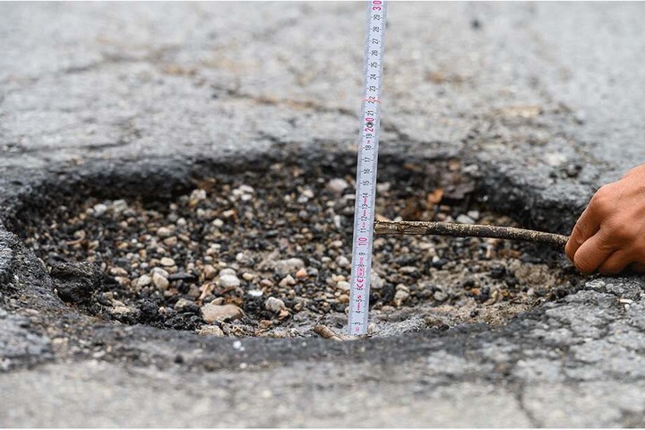 Der Ortsvorsteher entdeckt in Chemnitz immer wieder auch tiefe Asphaltschäden.