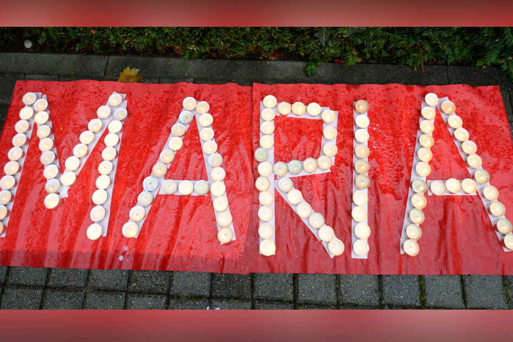Kerzen erinnerten an Maria H., während noch nach ihr gesucht wurde. (Archivbild)