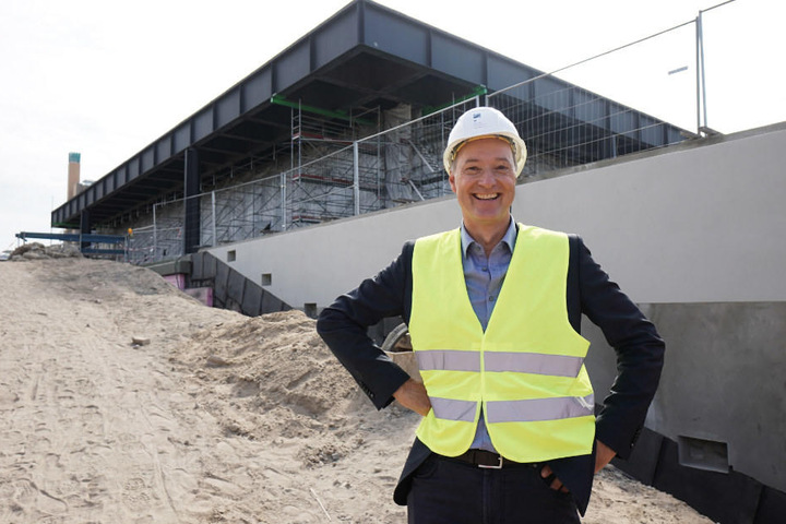 Joachim Jäger, Leiter der Neuen Nationalgalerie, steht bei einer Vorbesichtigung der Baustelle der Neuen Nationalgalerie vor dem Gebäude.
