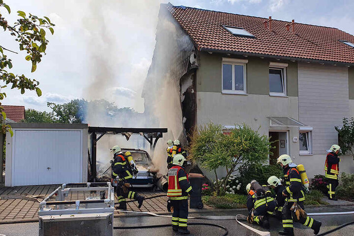 Die Flammen griffen auch auf Hauswand und Dach über.