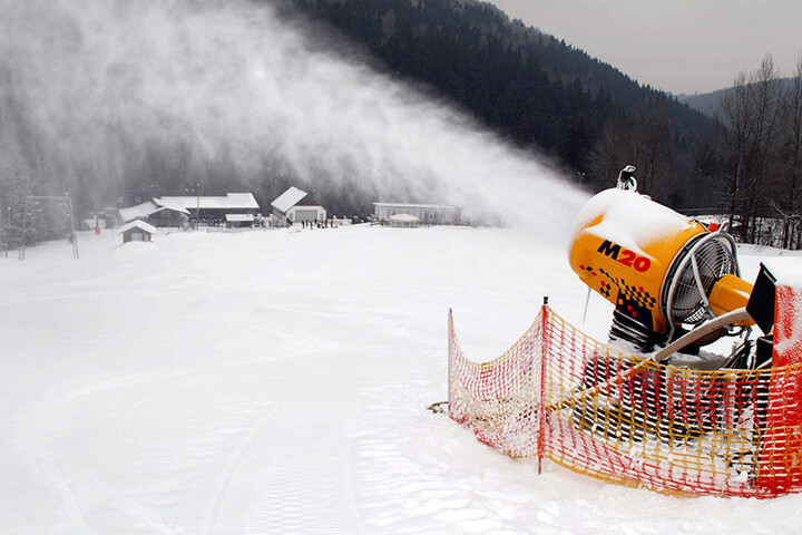 Schneekanonen wünscht sich Christian Tiffert, sollte die weiße Pracht in Aue bis zum Sonnabend verschwunden sein - ein Scherz natürlich.