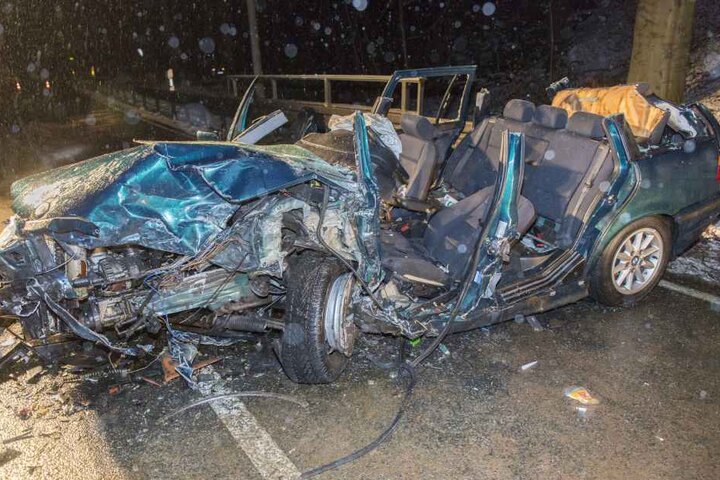 Der Fahrer des BMW wurde von der Feuerwehr aus dem Auto befreit.