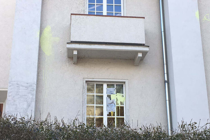 Die Farbe an der Fassade der Kirche ist gelb, die am Büro des Abgeordnetenbüros hingegen war pechschwarz.