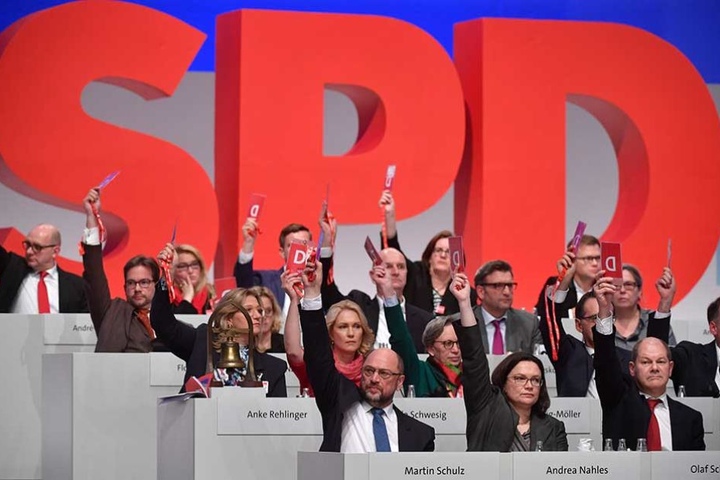 Mit ernster Mine stimmte die SPD-Führung geschlossen für die Verhandlungen.