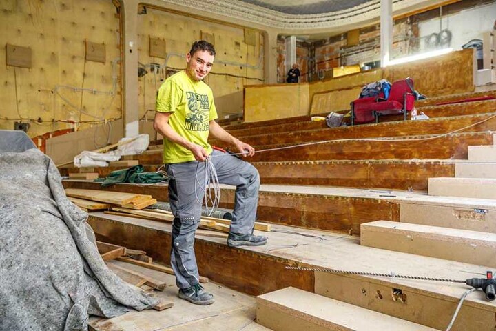 Wer erkennt
es wieder?
Wo Elektrohelfer Albwin
Schubert (26)
steht, reihen
sich sonst die
Stühle des
Sergio-Leone-Saals.
