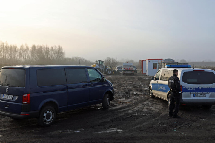 Ermittler der Polizei untersuchen den Leichenfund.